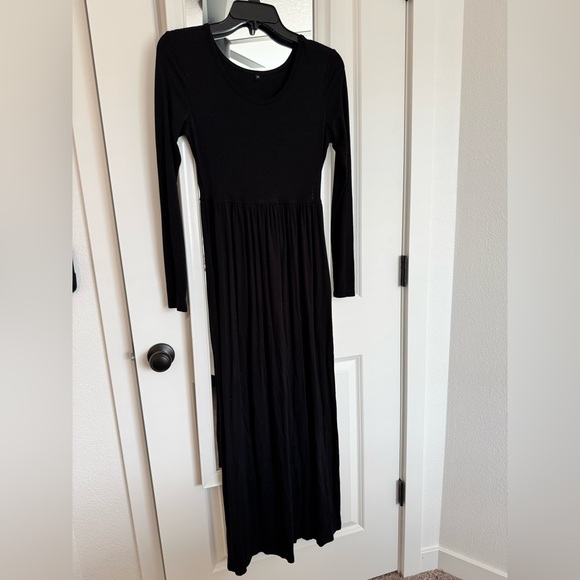 Dresses & Skirts - Elegant Black Maxi Dress